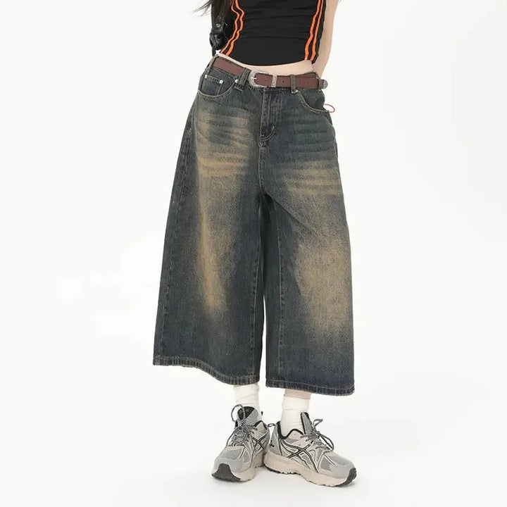 A model wearing the rusty Vintage Washed Baggy Jorts from DAXUEN