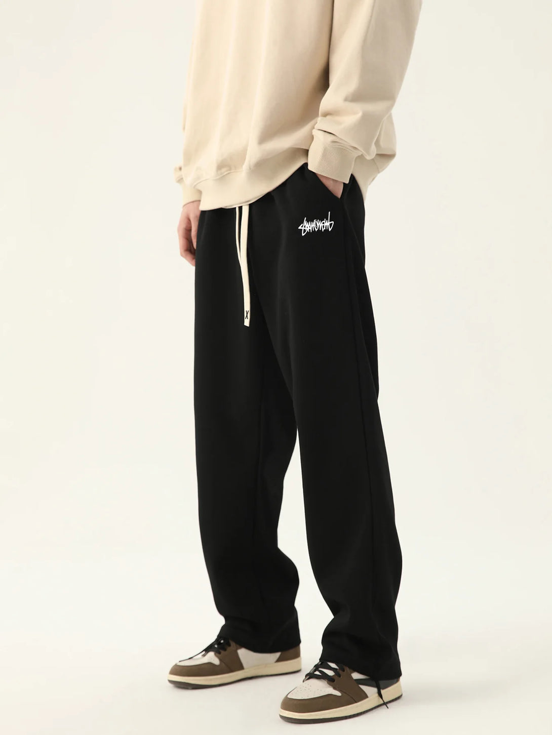 Model wearing the black Casual Relaxed Fit Sweatpants