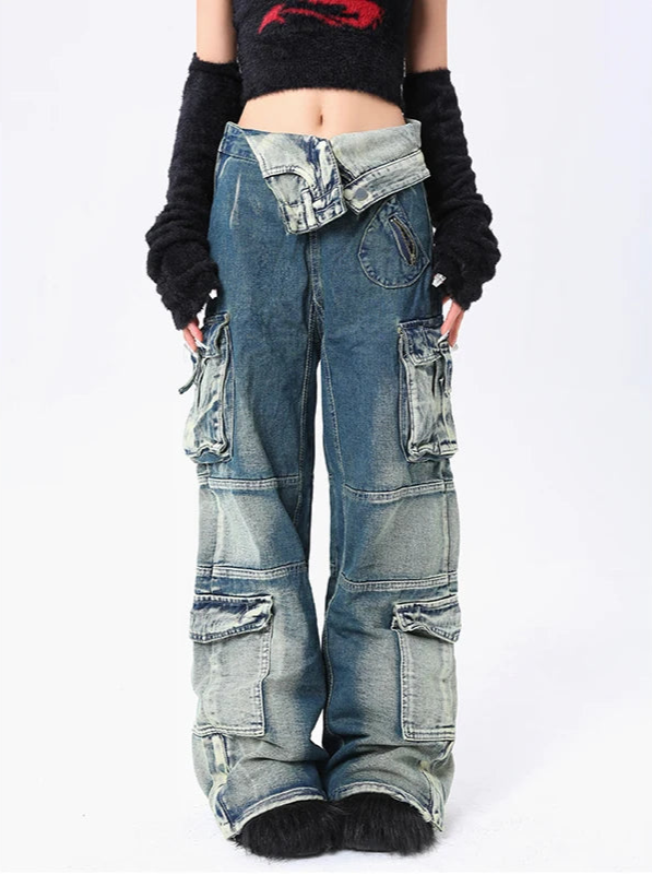 Model wearing the blue Baggy Cargo Jeans