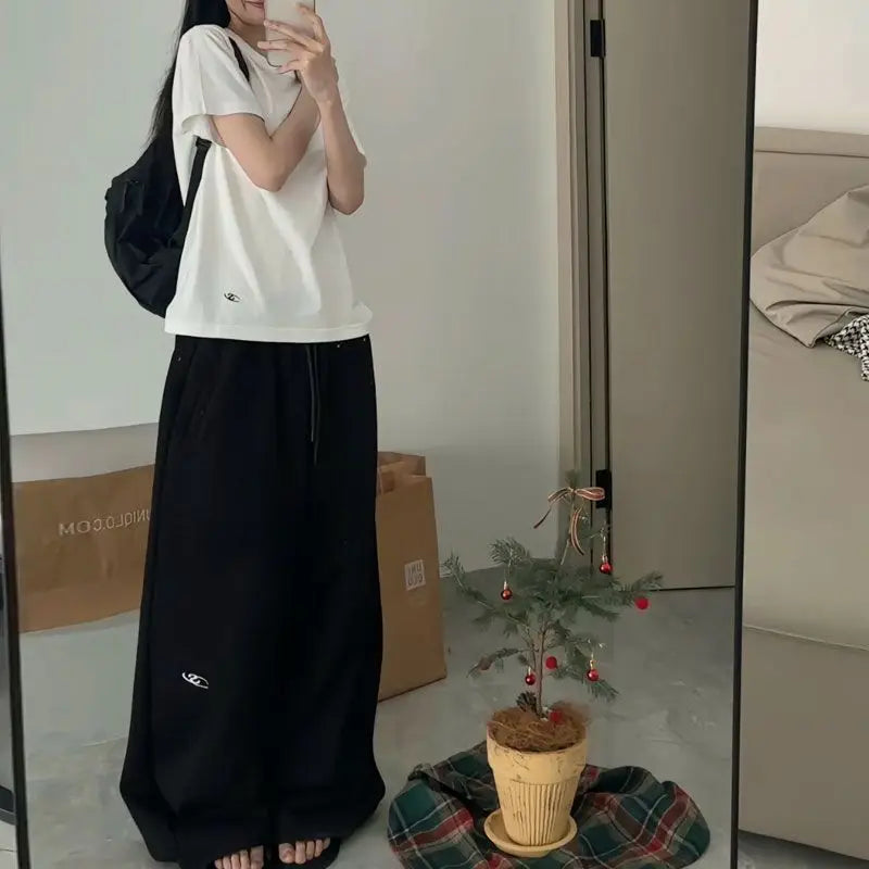 Model wearing the black Baggy Elastic Waist Sweatpants