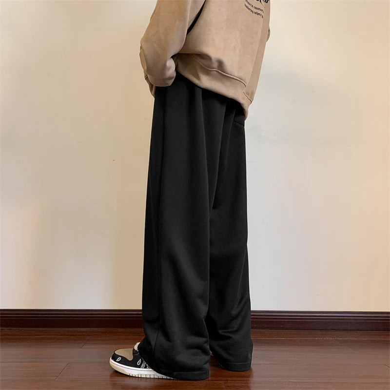 Model wearing the black Casual Baggy Relaxed Sweatpants