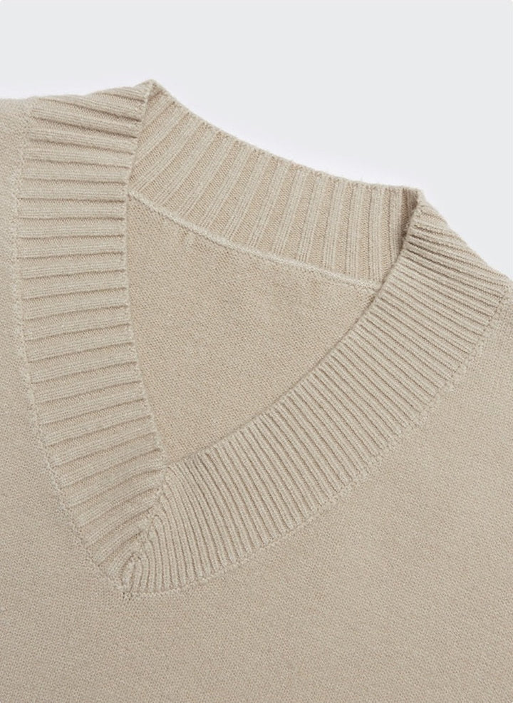 details of v-neck of DAXUEN Oversized V-neck Sweater Vest